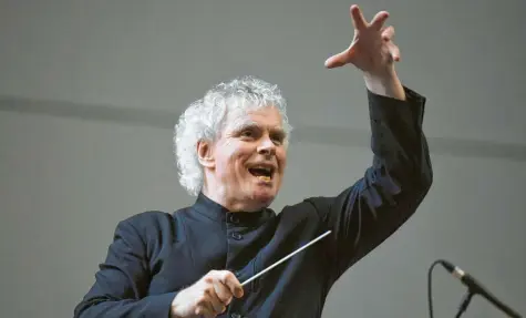  ?? Foto: Doug Peters, PA, AP, dpa ?? Sir Simon Rattle dirigiert zurzeit das London Symphony Orchestra.