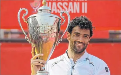  ?? ATP TOUR ?? Se mira y se toca. Matteo Berrettini ganó el domingo en Marrakech su primer título desde 2022.