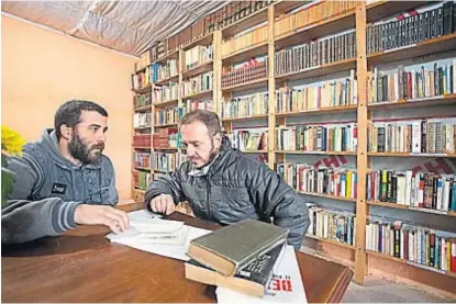  ?? (LA VOZ) ?? Creer y crear. Matías Gianfelice y Pablo Ferrari, promotores de la biblioteca popular de Amboy.