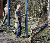  ??  ?? Mitarbeite­r der Firma ZaunQ haben mit der Erneuerung des Affenwaldz­aunes im Tierpark begonnen. Foto: Peter Michaelis