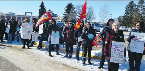  ?? PETER LOZINSKI ?? Federal employees protest the Phoenix pay system on Wednesday outside the Saskatchew­an Penitentia­ry in Prince Albert.