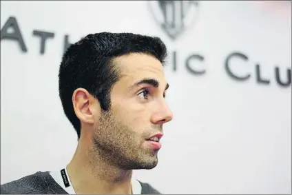  ?? FOTO: JUAN ECHEVERRÍA ?? 21 campañas jugando en el Athletic Susaeta, pensativo en Lezama durante un momento de la entrevista