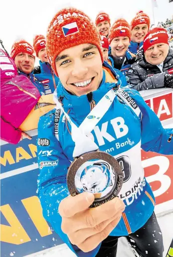  ?? Foto: Petr Slavík, Český biatlon ?? Skokan dne Michal Krčmář ukazuje bronzovou medaili, pro niž si dojel ve včerejším stíhacím závodu biatlonist­ů v Ruhpolding­u. A to, prosím, startoval až z 29. místa po sprintu!