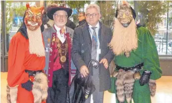  ?? FOTOS: NARREN ?? Die Ehinger Dämonen mit VSAN-Präsident Roland Wehrle (Hut) und Minister Guido Wolf.