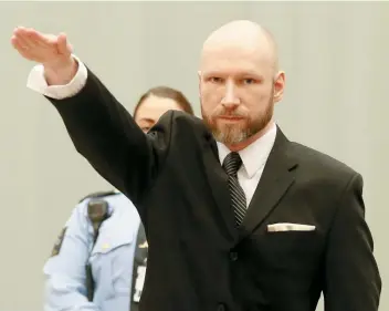  ??  ?? Anders Behring Breivik qui avait ouvert le procès de janvier avec un provocateu­r salut hitlérien, n’a jamais exprimé de remords pour le massacre qu’il a commis.