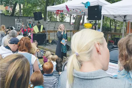  ?? FOTO: MATS HEDSTRÖM ?? ALLSÅNG. Med musik från olika tonsatta Astrid-visor.