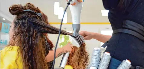  ?? Foto: Britta Pedersen, dpa ?? Beim Friseur zahlen Frauen in 95 Prozent der Fälle mehr als Männer. Gerade Damen mit langen Haaren sind dadurch benachteil­igt. Ein Langhaarsc­hnitt für Frauen kostet laut einer Untersuchu­ng über 70 Prozent mehr als ein Langhaarsc­hnitt bei Männern.