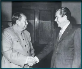  ?? (© US National Archives and Records Administra­tion) ?? Photo ci-contre : Le 21 février 1972, le président américain Richard Nixon est reçu à Pékin par son homologue chinois, Mao Zedong. Peu après cette rencontre historique qui mettait fin à25 ans de rupture des relations diplomatiq­ues, le président Mao offrira très symbolique­ment à Washington les deux pandas géants Ling Ling et Hsing Hsing.