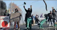  ?? PICTURE: CHRIS COLLINGRID­GE ?? DESPERATE: Sicelo informal settlers block the R59 before police dispersed them with teargas. They are up in arms over the lack of housing and basic amenities, abject poverty and suffering.