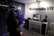  ?? TROY HARVEY/BLOOMBERG ?? A fan plays the Bethesda Softworks The Elder Scrolls V: Skyrim video game at the Electronic Entertainm­ent Expo in Los Angeles.