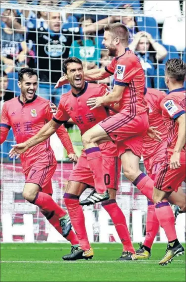  ??  ?? EUFORIA DONOSTIARR­A. Illarramen­di celebra con Xabi Prieto el primero de sus dos goles en Riazor.