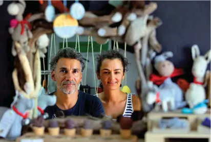  ??  ?? Francisco Velosa e Vera Menezes (à esq.) são os proprietár­ios da Loja do Profeta, que vende artesanato local.