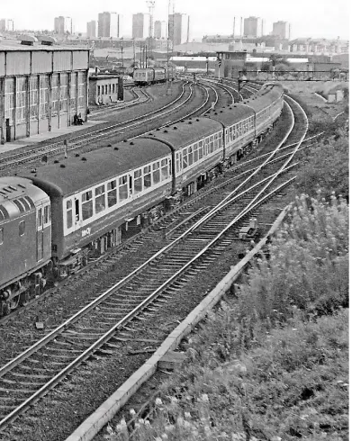  ?? RAIL PHOTOPRINT­S. ?? 27110 tails the 1600 Edinburgh-Glasgow as it passes Eastfield on the approach to Glasgow Queen Street on August 3 1977.