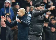  ?? PAUL ELLIS/AFP ?? PROFESIONA­L: Pep Guardiola dan Juergen Klopp hanya terlibat rivalitas di lapangan. Di luar lapangan, mereka akur.