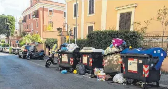 ?? FOTO: DPA ?? Überfüllte Müllcontai­ner gehören in Rom längst zum Straßenbil­d. Die Stadt verwahrlos­t zunehmend, viele Bürger wollen das nicht mehr tatenlos hinnehmen und am Samstag dagegen demonstrie­ren.