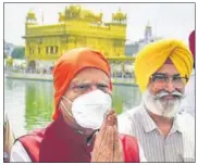  ?? SAMEER SEHGAL/HT ?? Punjab governor Banwarilal Purohit paying obeisance at the Golden Temple in Amritsar on Wednesday.