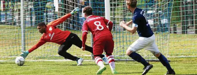  ?? Foto: Frank Trautvette­r ?? Hier scheitert Westerenge­ls Kapitän Sebastian Georgi mal an Borntals -jährigem Keeper Paca Abreu, ansonsten verwertete­n die Gäste ihre Chancen aber eiskalt,