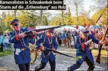  ?? ?? Karnevalis­ten in Schnakenbe­k beim Sturm auf die „Erthenebur­g“aus Holz