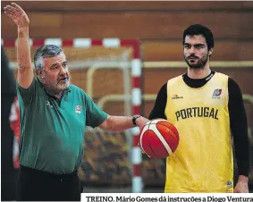  ?? ?? TREINO. Mário Gomes dá instruções a Diogo Ventura