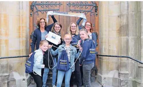  ?? FOTO: PFARRGEMEI­NSCHAFT ELLER-LIERENFELD ?? Die Himmelsleu­chten-Rucksäcke sind gepackt, die Rallye-Bücher gut gefüllt mit kniffligen Fragen. Geholfen haben Heike Bruns, Lioba Grote, Nadine Voss, Anke Sudbrock (hinten), Franzi, Mia und Melina (vorne).