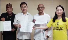  ??  ?? (From right) Soo, Peter, former Padungan assemblyma­n Dominique Ng and Sapa MA63 monitor secretary Alim Mideh show copies of the Bahasa Malaysia version of the amendment to Article 1(2), which translates ‘Borneo States’ as ‘Negeri-negeri Borneo’.