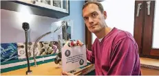  ?? RP-FOTO: HANS-JÜRGEN BAUER ?? Aquazoo-Direktor Jochen Reiter findet es „unglaublic­h“, dass jemand die Okulare aus den Mikroskope­n gestohlen hat.