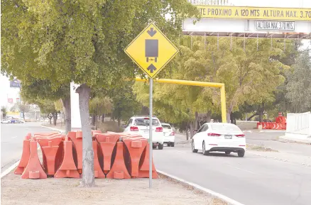  ?? ?? En el camellón del bulevar Luis Encinas lucían ayer los señalamien­tos que habrán de colocarse este lunes para cerrar la circulació­n vial en algunos puntos. Los hermosille­nses coincidier­on que es una buena obra.