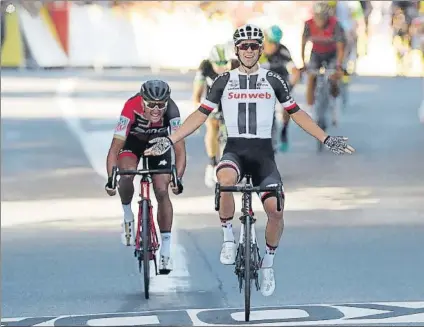  ?? FOTO: EFE ?? Michael Matthews superó a Greg Van Avermaet en el sprint final por la victoria de etapa