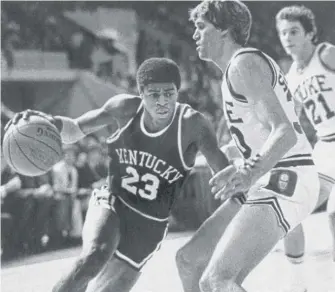  ?? PAUL BENOIT/AP ?? Kentucky's Dwight Anderson drives against Duke in a 1979 game.