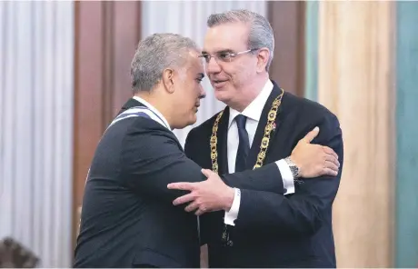  ?? AFP/ ?? Los presidente­s de Colombia, Iván Duque, y de República Dominicana, Luis Abinader, se impusieron condecorac­iones mutuamente, durante los actos oficiales realizados ayer en el Palacio Nacional.