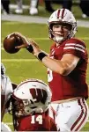  ?? MORRY GASH/ ASSOCIATED PRESS ?? sconsin quarterbac­kGraham Mertz, a redshirt freshman making his fifirst start in place of the injured Jack Coan, threwfor 248 yards and fifive touchdowns in a 45- 7win over Illinois.