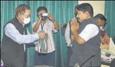  ?? PTI ?? Assam border protection minister Atul Bora with Mizoram home minister Lalchamlia­na at the meeting in Aizawl on Thursday.