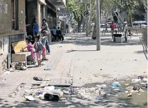  ?? / GREG ROXBURGH ?? Children play outside the hijacked building Vanin Court, Hillbrow, in Johannesbu­rg, last month.