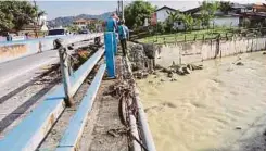  ??  ?? KONTRAKTOR Kumpulan Darul Ehsan Berhad (KDEB) melakukan kerja pembersiha­n di sekitar Sungai Ampang.