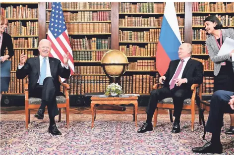  ?? FOTOS (2): PATRICK SEMANSKY/DPA ?? Das erste Gespräch führten Us-präsident Joe Biden und der russische Präsident Wladimir Putin in der Bibliothek der Villa La Grange.