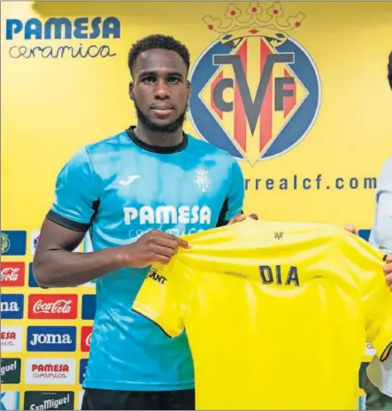  ??  ?? Boulaye Dia, durante su presentaci­ón como nuevo jugador del Villarreal.