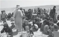  ??  ?? Des familles irakiennes ayant fui la ville d’Hawija, se reposant sous la protection des Peshmerga à Kirkouk