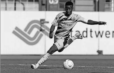 ??  ?? De vijftienja­rige aanvaller van Borussia Dortmund, Youssoufa Moukoko, moet de opvolger worden van Lionel Messi. (Foto: AD)