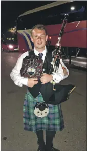  ?? 06_a21PipeBan­d08_CraigLang ?? Pipe Major Craig Lang with the British Championsh­ip trophy in 2018.