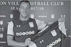  ??  ?? Nog voor zijn officiële debuut voor Aston Villa is John Terry al enorm populair bij de Championsh­ip-club. (VZ)