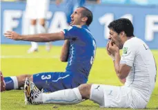  ?? FOTOS: TWITTER.COM/MOSALAH, DPA ?? Mohamed Salah (li.) beweist per Gummiband, wie sehr er seine Schulter wieder belasten kann. Luis Suárez wird immer noch von seiner Beißattack­e gegen Giorgio Chiellini in Brasilien verfolgt.