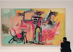  ?? PICTURE ALLIANCE / GETTY ?? Un visitante ante la pintura de Jean-Michel Basquiat que se