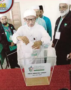  ?? AMRAN HAMID
PIC BY ?? Pas President Datuk Seri Abdul Hadi Awang casting his vote at the 63rd Pas Muktamar in Kota Sarang Semut, Kedah, yesterday.