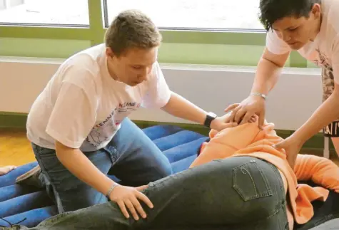  ?? Fotos: Elmar Knöchel ?? Es macht schon fast einen profession­ellen Eindruck, wenn die Jugendlich­en zeigen, wie sie einem Schlaganfa­llpatiente­n helfen.