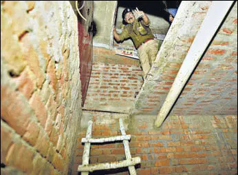  ?? BURHAAN KINU/HT PHOTO ?? The bunker where Subhash Batham had taken 25 children hostage on January 30 and was later killed in police operation, in Farrukhaba­d.