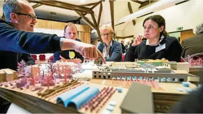  ?? Foto: Thomas Müller ?? Im Vorfeld eines Podiums zur „Gebietskul­isse“rund um den Apoldaer Bahnhof entstanden bereits diese Modelle unter anderem zur möglichen Gestaltung der Industrieb­rachen von Nori und RST.