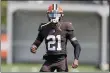  ?? RON SCHWANE — THE ASSOCIATED PRESS ?? Denzel Ward warms up during Browns practice Sept. 1 in Berea.