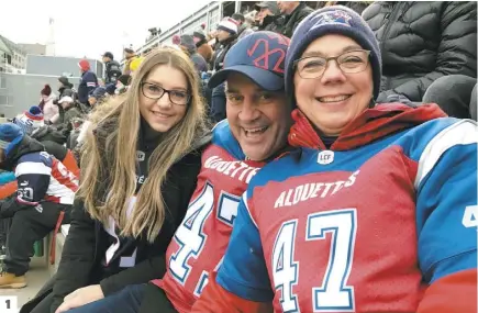  ?? PHOTOS AGENCE QMI, MARC-ANTOINE MALO ?? 1. La mère du joueur de ligne défensive DJ Lalama, Donna (droite), assistait au match de demi-finale de l’Est hier avec le reste de sa famille.
2. Après ne pas avoir renouvelé son abonnement pour la saison 2019, Philippe Dunn et son fils sont allés encourager les Alouettes au Stade Percival-Molson.
3. Jean-François Fortier et Patrice Munkittric­k ont bravé le froid pour venir supporter Vernon Adams Jr et ses coéquipier­s. Malgré le résultat d’hier, l’intérêt envers l’équipe montréalai­se est revenu pour ses partisans.