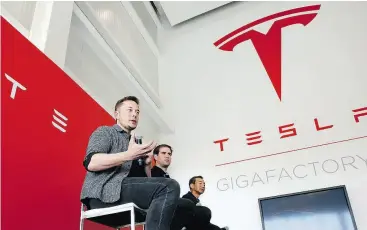  ?? RICH PEDRONCELL­I / THE ASSOCIATED PRESS FILES ?? Tesla shareholde­rs have voted to award CEO Elon Musk, left, a package worth US$2.6 billion, likely the largest one-time compensati­on deal ever awarded.