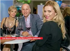  ??  ?? Lola Becerra junto a Bruno Ricci y Carolina Valenzuela.